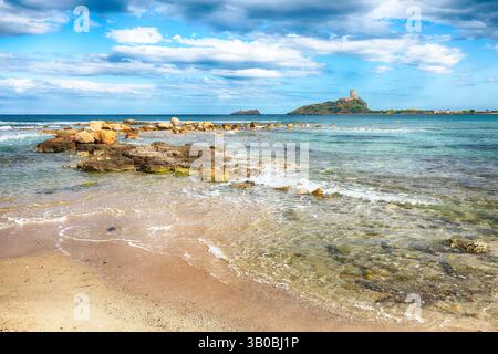 Fabelhafte Aussicht auf den alten spanischen Turm des Coltellazzo-Leuchtturms Saint Efisio an der archäologischen Stätte Nora. Lage: Nora, Pula, Sardinien, Italien E Stockfoto