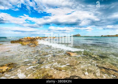 Fabelhafte Aussicht auf den alten spanischen Turm des Coltellazzo-Leuchtturms Saint Efisio an der archäologischen Stätte Nora. Lage: Nora, Pula, Sardinien, Italien E Stockfoto