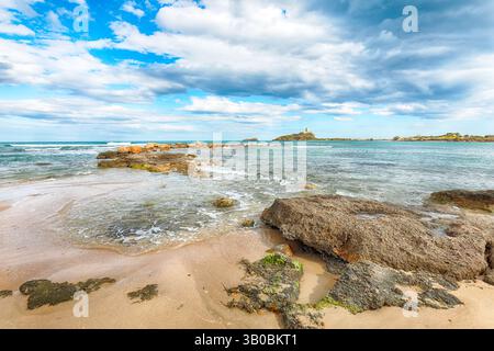 Fabelhafte Aussicht auf den alten spanischen Turm des Coltellazzo-Leuchtturms Saint Efisio an der archäologischen Stätte Nora. Lage: Nora, Pula, Sardinien, Italien E Stockfoto