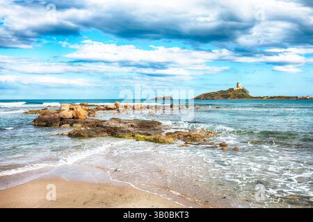 Fabelhafte Aussicht auf den alten spanischen Turm des Coltellazzo-Leuchtturms Saint Efisio an der archäologischen Stätte Nora. Lage: Nora, Pula, Sardinien, Italien E Stockfoto