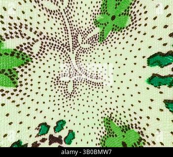 Ein lebendiger Stoff mit einem verspielten Muster aus grünen Blättern und Punkten, das ein lebendiges, strukturiertes Design schafft. Ein kreisförmiges Stoffmuster mit komplexen Designs aus grünen Blumen und Blättern, die mit gepunkteten braunen Weinstöcken auf hellem Hintergrund verflochten sind. Klassische Kunst mit einem modernen Twist von Artotop, transformierte französische Stoffe, erste Hälfte des 19. Jahrhunderts, klassische Kunst mit einem modernen Twist von Artotop Stockfoto