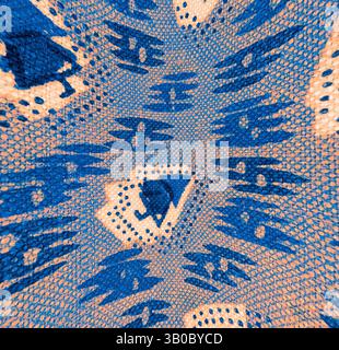 Ein lebendiges Textil mit komplexen Mustern und Formen in Blau und Beige, mit stilisierten Figuren und geometrischen Designs, die einen ansprechenden visuellen Rhythmus erzeugen. Ein strukturiertes Kreismuster mit auffälligen, unregelmäßigen Formen in Blau- und Pfirsichtönen für einen dynamischen und verspielten visuellen Effekt. Klassische Kunst mit einem modernen Twist von Artotop, transformierte französische Stoffe, erste Hälfte des 19. Jahrhunderts, klassische Kunst mit einem modernen Twist von Artotop Stockfoto