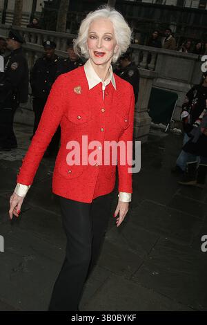 Februar 2005 - New York, New York, USA - K41422JBB. OLYMPUS FASHION WEEK HERBST 2005 PRESSEKONFERENZ BRYANT PARK, NEW YORK NEW YORK 02-04-2005 . - 2005..K41423JBB.CELBRITY ABFAHRTEN VON DER OLYMP FASHION WEEK HERBST 2005 IM BRYANT PARK, NEW YORK . 02.04.2005 . - 2005.CARMEN DELL'OREFICE(Bild: © John Barrett/Globe Photos/ZUMAPRESS.com) Stockfoto