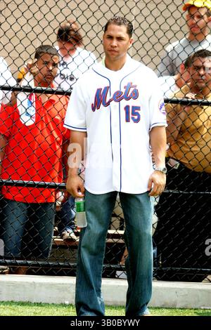 20. JULI 2005 – NEW YORK, NEW YORK, USA – K4417JBB. DIE STARS DES FILMS „DIE SCHLECHTEN NACHRICHTEN BEARS“ TREFFEN CARLOS BELTRAN VOM NEW YORK METS. HARLEM RBI FIELD, NEW YORK NEW YORK..19.07.2005. - 2005.CARLOS BELTRAN(Bild: © John Barrett/Globe Photos/ZUMAPRESS.com) Stockfoto