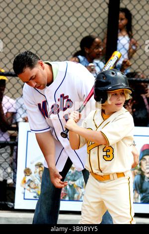 20. JULI 2005 – NEW YORK, NEW YORK, USA – K4417JBB. DIE STARS DES FILMS „DIE SCHLECHTEN NACHRICHTEN BEARS“ TREFFEN CARLOS BELTRAN VOM NEW YORK METS. HARLEM RBI FIELD, NEW YORK NEW YORK..19.07.2005. - 2005.CARLOS BELTRAN(Bild: © John Barrett/Globe Photos/ZUMAPRESS.com) Stockfoto