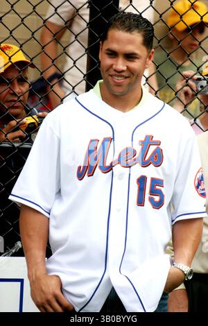 20. JULI 2005 – NEW YORK, NEW YORK, USA – K4417JBB. DIE STARS DES FILMS „DIE SCHLECHTEN NACHRICHTEN BEARS“ TREFFEN CARLOS BELTRAN VOM NEW YORK METS. HARLEM RBI FIELD, NEW YORK NEW YORK..19.07.2005. - 2005.CARLOS BELTRAN(Bild: © John Barrett/Globe Photos/ZUMAPRESS.com) Stockfoto