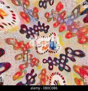 Ein lebendiger Wandteppich mit komplizierten Mustern und farbenfrohen Blumenmustern, die den Blick in ein Kaleidoskop von Formen und Texturen ziehen. Ein kreisförmiges Muster mit komplizierten Blumenmustern in leuchtenden Farben, das eine Mischung aus Blüten und Schlaufen vor einem strukturierten Hintergrund zeigt. Klassische Kunst mit einem modernen Twist von Artotop, transformierte französische Stoffe, erste Hälfte des 19. Jahrhunderts, klassische Kunst mit einem modernen Twist von Artotop Stockfoto