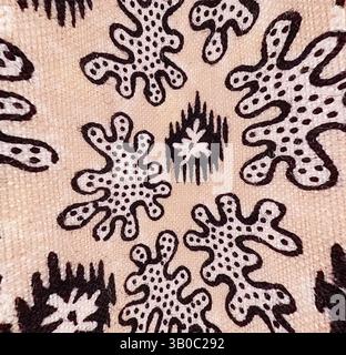 Ein strukturierter Stoff mit abstraktem Muster organischer, skurriler Formen in kontrastierenden dunklen und hellen Farben, die an verspielte natürliche Formen erinnern. Ein kreisförmiges Textil mit einem komplizierten Design mit organischen Formen und sternähnlichen Mustern, das Erdtöne mit starken Kontrasten verbindet. Klassische Kunst mit einem modernen Twist von Artotop, transformierte französische Stoffe, erste Hälfte des 19. Jahrhunderts, klassische Kunst mit einem modernen Twist von Artotop Stockfoto