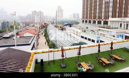 Ein Panoramablick auf die erste Luftverkehrsstraße, Global Harbor Town, Shanghai, China am 19. April 2025. Stockfoto