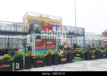 Ein Panoramablick auf die erste Luftverkehrsstraße, Global Harbor Town, Shanghai, China am 19. April 2025. Stockfoto