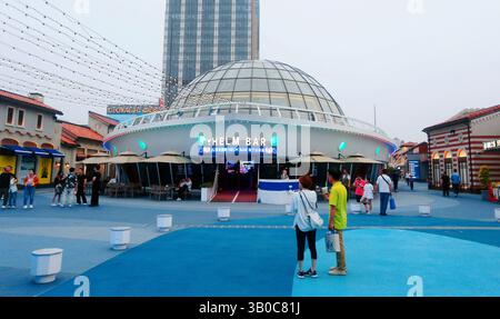 Ein Panoramablick auf die erste Luftverkehrsstraße, Global Harbor Town, Shanghai, China am 19. April 2025. Stockfoto
