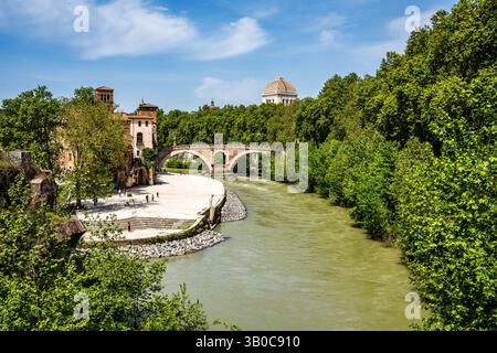 Malerischer Blick auf den Tiber und die Tiberinsel von Ponte Palatino in Rom, mit Frühlingssonne, in Rom, Italien Stockfoto
