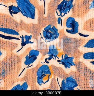 Ein abstraktes Blumenmuster mit leuchtenden blauen Blumen, durchsetzt mit Anklängen von Orange, alles auf einem warmen, strukturierten Hintergrund. Ein verspieltes Blumenmuster mit leuchtenden blauen Blumen auf einem warmen, pfirsichfarbenen Hintergrund. Das Design strahlt eine fröhliche und skurrile Atmosphäre aus und verleiht jedem Stoff oder Accessoire einen Hauch Eleganz. Klassische Kunst mit einem modernen Twist von Artotop, transformierte französische Stoffe, erste Hälfte des 19. Jahrhunderts, klassische Kunst mit einem modernen Twist von Artotop Stockfoto