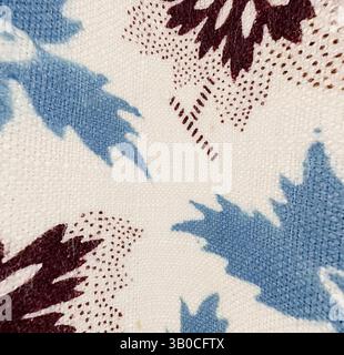Eine Nahaufnahme eines Stoffes mit einem Blumenmuster in Blau- und Kastanientönen, mit einem strukturierten Hintergrund, der dem Muster Tiefe verleiht. Ein kreisförmiger Stoff zeigt ein skurriles Muster mit blauen Blättern und kastanienbraunen Blumen, die jeweils mit einem verspielten Hut verziert sind. Das Design kombiniert natürliche Elemente mit charmanten Details und sorgt so für einen lebendigen und dekorativen Look. Klassische Kunst mit einem modernen Twist von Artotop, transformierte französische Stoffe, erste Hälfte des 19. Jahrhunderts, klassische Kunst mit einem modernen Twist von Artotop Stockfoto