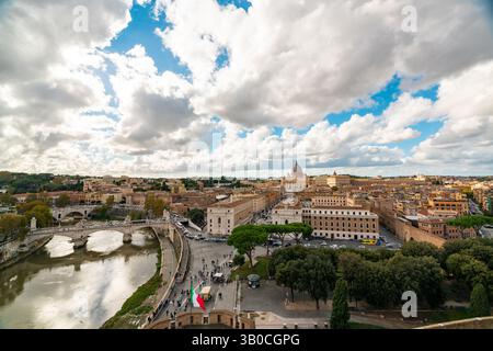 Atemberaubender Blick aus der Vogelperspektive auf Rom, Italien mit Petersdom Stockfoto