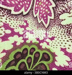 Ein lebhaftes Blumenmuster zeigt komplexe Formen und lebhafte Farben, die Rosa-, Grün- und Burgundertöne in einem fesselnden Design verschmelzen. Ein lebendiges kreisförmiges Design mit einem komplizierten Muster aus Blumen und Blättern in Lila, Grün und Rosa vor hellem Hintergrund. Das verspielte Arrangement schafft eine lebendige und skurrile Ästhetik. Klassische Kunst mit einem modernen Twist von Artotop, transformierte französische Stoffe, erste Hälfte des 19. Jahrhunderts, klassische Kunst mit einem modernen Twist von Artotop Stockfoto