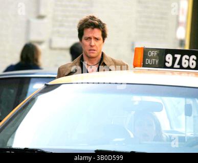 April 2006 - New York, New York, USA - K47478JBB.***EXKLUSIV***.FILMIING OF '' Music and Lyrics by '' ON 18ST, NEW YORK New York 04-10-2006. - HUGH GRANT (Kreditbild: © John Barrett/Globe Photos/ZUMAPRESS.com) Stockfoto