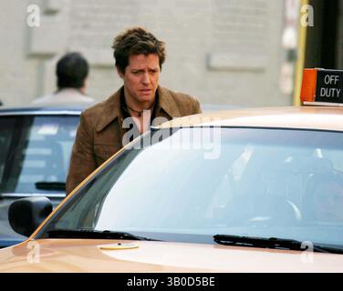 April 2006 - New York, New York, USA - K47478JBB.***EXKLUSIV***.FILMIING OF '' Music and Lyrics by '' ON 18ST, NEW YORK New York 04-10-2006. - HUGH GRANT (Kreditbild: © John Barrett/Globe Photos/ZUMAPRESS.com) Stockfoto