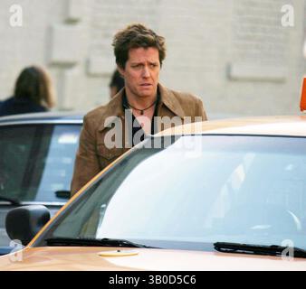 April 2006 - New York, New York, USA - K47478JBB.***EXKLUSIV***.FILMIING OF '' Music and Lyrics by '' ON 18ST, NEW YORK New York 04-10-2006. - HUGH GRANT (Kreditbild: © John Barrett/Globe Photos/ZUMAPRESS.com) Stockfoto