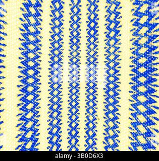Ein lebendiges Muster mit abwechselnden blauen und gelben geometrischen Formen, das einen dynamischen visuellen Effekt mit komplexen Details erzeugt. Eine runde Platte mit einem sich wiederholenden Muster aus blauen und gelben Zickzacklinien, die ein lebendiges und strukturiertes Design schaffen. Klassische Kunst mit einem modernen Twist von Artotop, transformierte französische Stoffe, erste Hälfte des 19. Jahrhunderts, klassische Kunst mit einem modernen Twist von Artotop Stockfoto