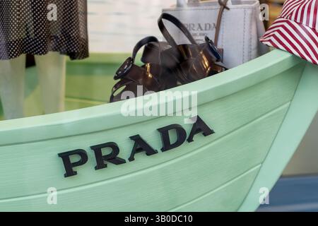 Venedig, Italien - 20. April 2025: Prada-Schaufenster mit Sommer-Mode-Accessoires und Branding Stockfoto