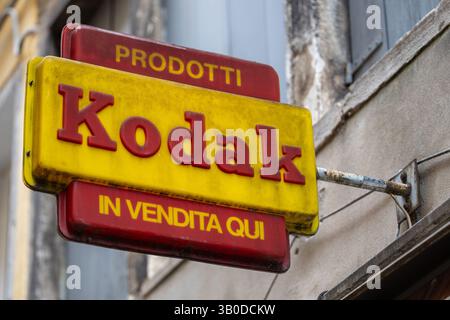 Venedig, Italien - 20. April 2025: Vintage-Kodak-Schild an der Außenwand des alten Ladens im historischen Viertel Venedig Stockfoto