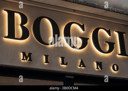 Venedig, Italien - 20. April 2025: Beleuchtetes Ladenschild Boggi Milano im Modeviertel von Venedig Stockfoto