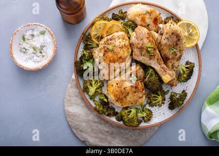 Im Ofen gebratenes Hähnchen mit Brokkoli auf einem Servierteller, einfache Blechpfanne Abendessen oder Mittagessen Stockfoto