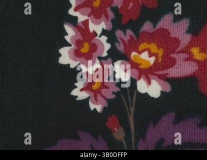 Ein lebhaftes Muster mit großen, bunten Blumen in Rosa-, Rot- und Weißtönen vor dunklem Hintergrund. Das florale Design sorgt für eine lebendige und auffällige visuelle Wirkung. Ein satter, dunkler Hintergrund zeigt ein lebendiges Blumenmuster mit roten, rosa und weißen Blüten neben tiefgrünem Laub, was einen auffälligen Kontrast schafft. Klassische Kunst mit einem modernen Twist von Artotop, transformierte französische Stoffe, erste Hälfte des 19. Jahrhunderts, klassische Kunst mit einem modernen Twist von Artotop Stockfoto