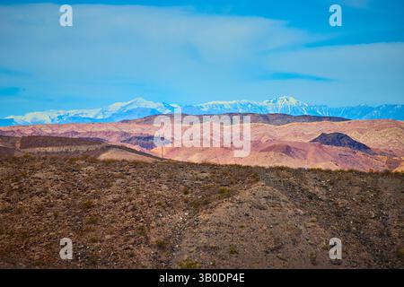 Desert Hills und Snowy Peaks in Boulder City, Nevada, Blick auf die Augenhöhe Stockfoto