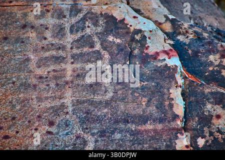 Antike Petroglyphen auf verwitterter Felsoberfläche Nahaufnahme Stockfoto