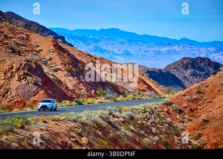 White Car auf der Desert Road in Nevada aus der Vogelperspektive Stockfoto