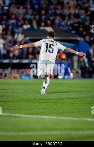 Madrid, Madrid, Spanien. April 2025. Arda Guler von Real Madrid CF feiert sein Tor während des Fußballspiels La Liga EA Sports 2024/25 zwischen Getafe CF und Real Madrid CF im Estadio Coliseum am 23. April 2025 in Getafe, Spanien. (Kreditbild: © Alberto Gardin/ZUMA Press Wire) NUR REDAKTIONELLE VERWENDUNG! Nicht für kommerzielle ZWECKE! Stockfoto