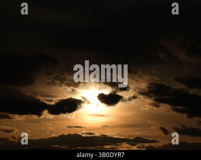 Schleier des Lichts – Ein Moody Sunset bricht durch den Sturm Stockfoto