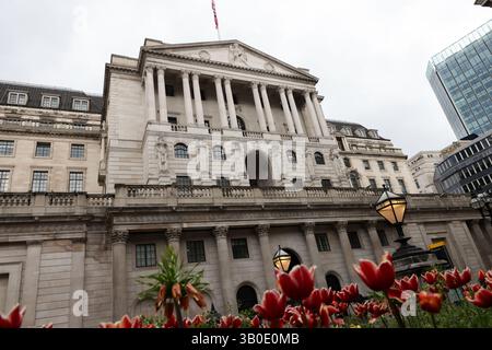 London, Großbritannien. April 2025. Außenansicht der Bank of England. Nach Angaben des Internationalen Währungsfonds könnte die Bank of England die Zinssätze in diesem Jahr noch dreimal senken. Quelle: SOPA Images Limited/Alamy Live News Stockfoto