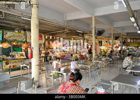 Ein geräumiger Open-Air-Food-Court im beliebten oder Tor Kor Frischmarkt im Norden von Bangkok, Thailand Stockfoto