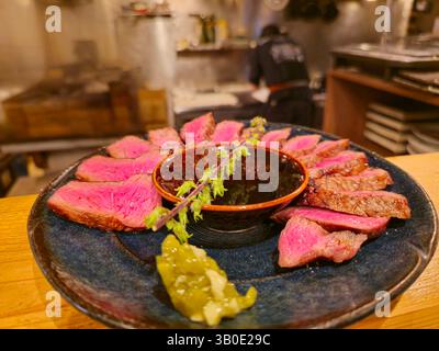 Ein Teller mit gegrilltem Wagyu-Rindfleisch, serviert im Robataya Sumidokoro Izakaya in Naha, Okinawa, Japan. Stockfoto