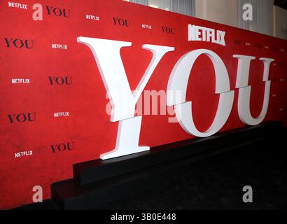 New York City, USA. April 2025. Atmosphäre Teilnahme an der „You“ Staffel 5 Screening, die am 23. April 2025 im Plaza Hotel in New York City, NY, stattfand © Steven Bergman/AFF-USA. COM Credit: AFF/Alamy Live News Stockfoto