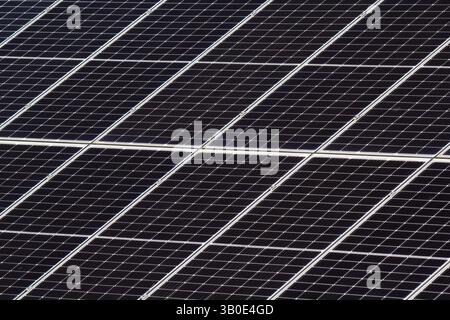 Nahaufnahme geometrischer Muster auf Solarpaneelen Stockfoto
