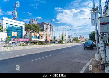 Eine der verkehrsreichsten Straßen in Chennai, Anna Salai ohne Verkehr. Stockfoto
