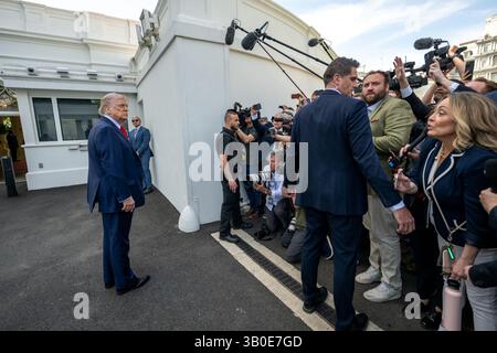 Präsident Donald Trump spricht am Mittwoch, 23. April 2025, mit Medienvertretern vor dem Weißen Haus. (Offizielles Foto des Weißen Hauses von Joyce N. Boghosian) Stockfoto