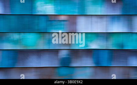 Abstrakte Unschärfe von blau-grünen und violetten Zedernholzwackeln oder Schindeln an der Seite von alten verlassenen Gebäuden Bewegungsunschärfe-Effekt, der von lang erzeugt wird Stockfoto