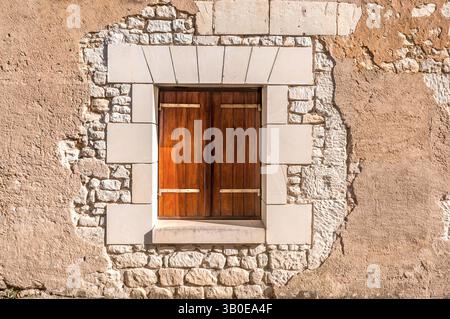 Neue Fensteröffnung in der alten Steinhausmauer vor der letzten Gipsflosse, wie aufgebracht - Frankreich. Stockfoto