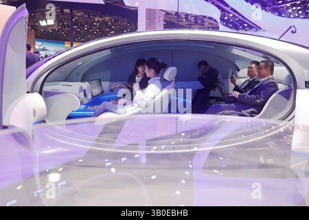 Shanghai, China. 23. April 2025. Besucher erleben das intelligente AI-Fahrerhaus während der 21. Shanghai International Automobile Industry Exhibition (Auto Shanghai 2025) im National Exhibition and Convention Center (Shanghai) am 23. April 2025 in Shanghai, China. Quelle: Yin Liqin/China News Service/Alamy Live News Stockfoto