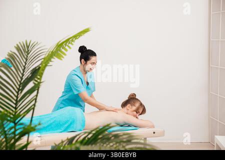 Arzt Massage Therapeutin Gibt Frau Zurück Massage Im Spa Stockfoto