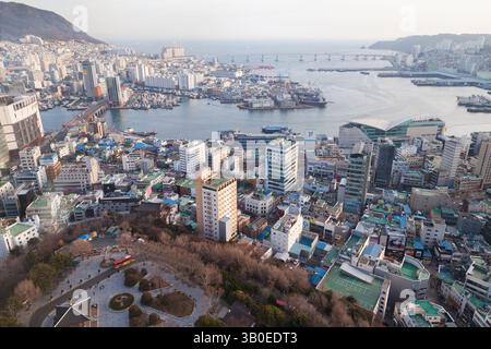 Busan, Südkorea - 14. März 2018: Ein pulsierendes Stadtbild mit einem belebten Hafen, einer Uferpromenade und hoch aufragenden Gebäuden. Die Einstellung stellt eine Mischung dar Stockfoto
