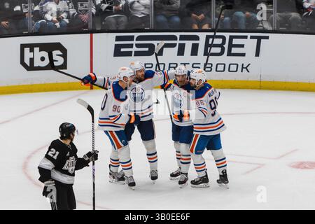 Los Angeles, Kalifornien, USA. April 2025. Die Edmonton Oilers der NHL feiern am 23. April 2025 in der Crypto.com Arena in Los Angeles, Kalifornien, ein Tor gegen die Los Angeles Kings. (Kreditbild: © Alex Cave/ZUMA Press Wire) NUR REDAKTIONELLE VERWENDUNG! Nicht für kommerzielle ZWECKE! Stockfoto