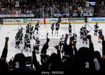 Los Angeles, Kalifornien, USA. April 2025. Die Los Angeles Kings der NHL begrüßen die Fans nach einem Spiel gegen die Edmonton Oilers in der Crypto.com Arena in Los Angeles, Kalifornien am 23. April 2025. (Kreditbild: © Alex Cave/ZUMA Press Wire) NUR REDAKTIONELLE VERWENDUNG! Nicht für kommerzielle ZWECKE! Stockfoto
