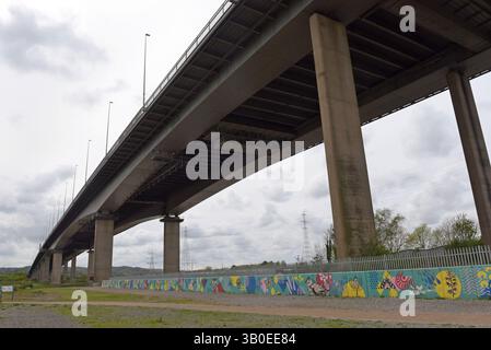Der Blick von unten auf die Avonmouth Bridge, Teil der Autobahn M5, über den Fluss Avon, Bristol, Großbritannien Stockfoto