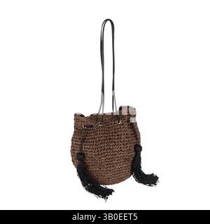 Foto von drei Viertel Vorderseite der braunen Strohfrauentasche mit Quastendekoration isoliert auf weißem Hintergrund ausgeschnitten Stockfoto